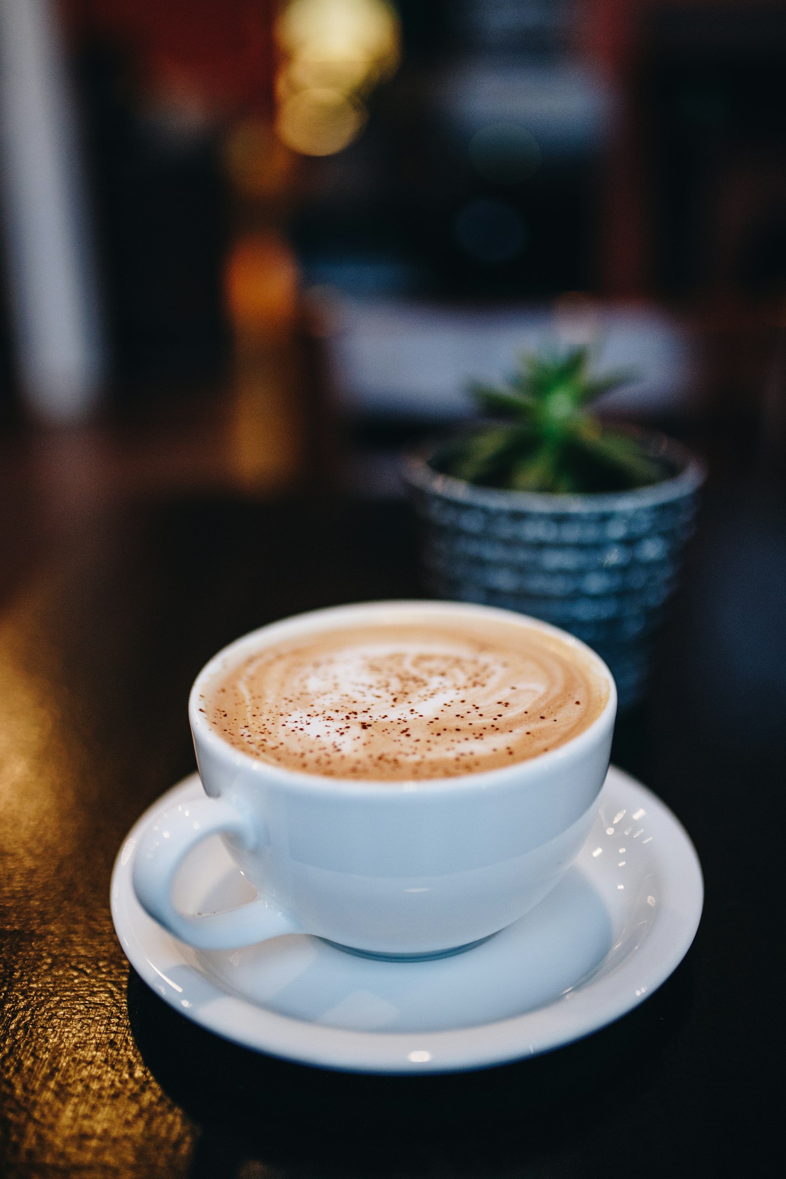 Demo Cafe'de barista latte demliyor